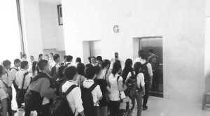Chờ thang máy tại trường học