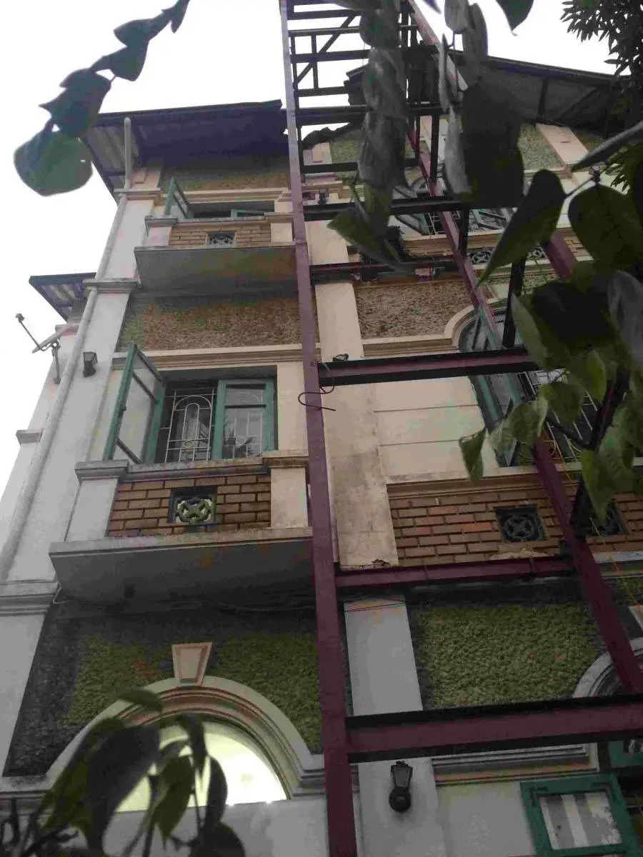 Thi công bọc khung thép thang máy bằng vách Aluminium