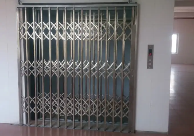 Cửa xếp thang máy tải hàng