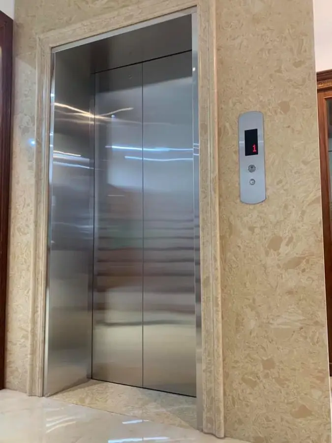 Thang máy cửa mở tự động