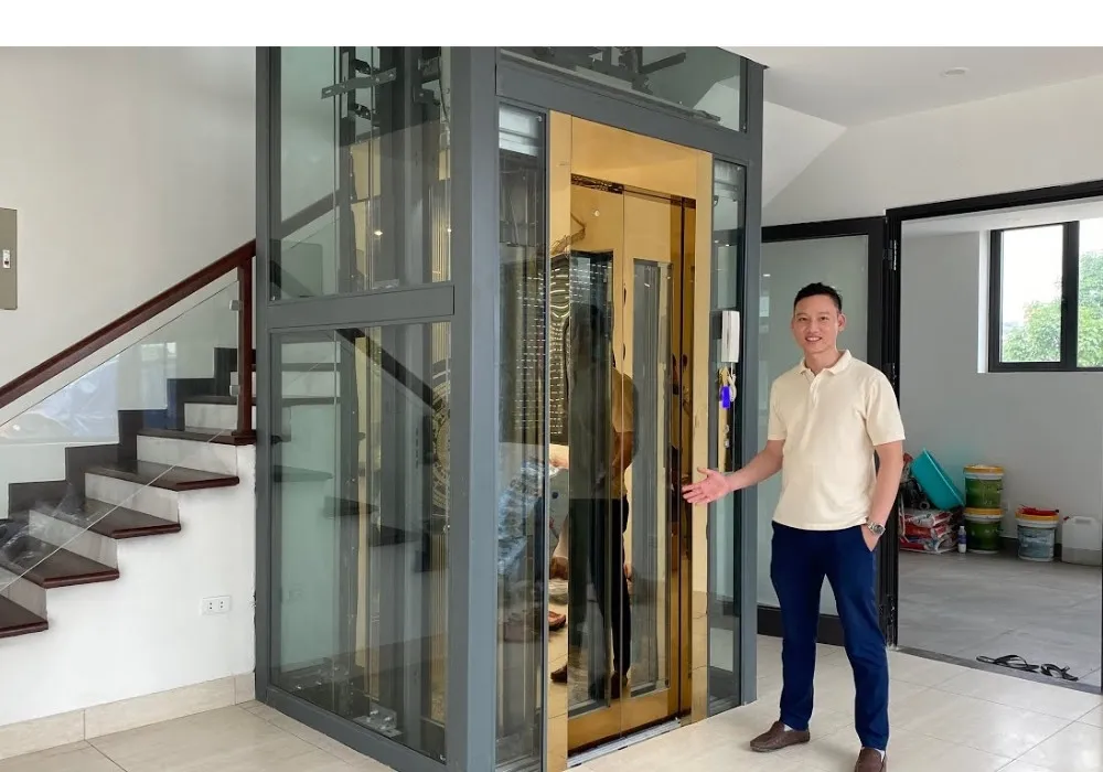 20+ Mẫu Thang Máy Mini Đẹp 2026 Cho Nhà Hiện Đại 10 Inox gương phản chiếu ánh sáng, tạo hiệu ứng không gian rộng hơn