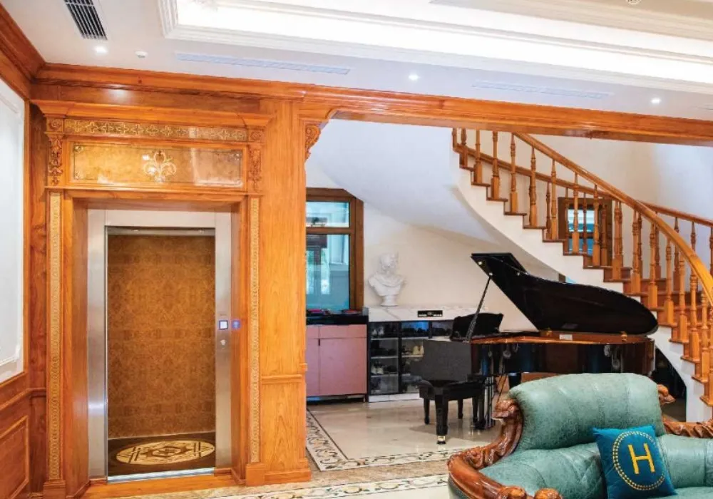 20+ Mẫu Thang Máy Mini Đẹp 2026 Cho Nhà Hiện Đại 14 Không gian thêm chiều sâu với thiết kế cabin ốp gỗ sang trọng