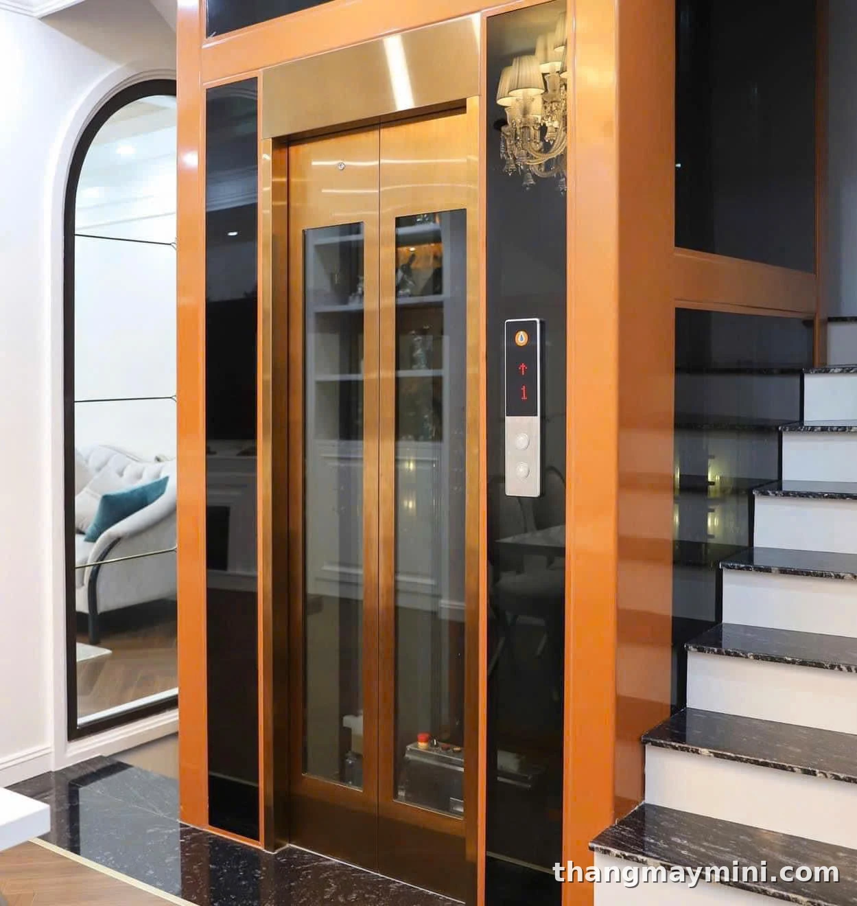 So Sánh Thang Máy Liên Doanh Và Nhập Khẩu 2026: Nên Chọn Loại Nào? 2 Cabin thang máy nhập khẩu nguyên chiếc cao cấp, hoàn thiện tinh xảo lắp trong biệt thự