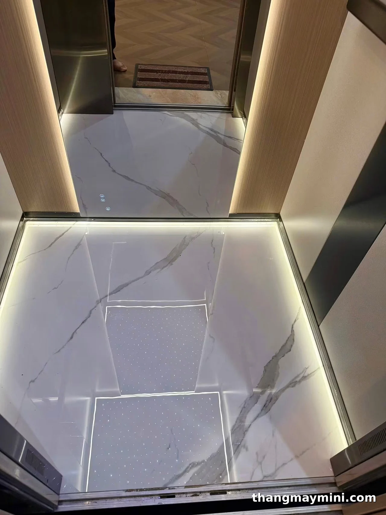 Sàn cabin thang máy gia đình ốp đá marble kết hợp đèn LED và sàn kính sao