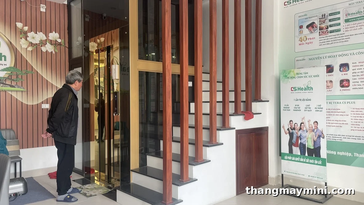 Thang máy gia đình loại nào tốt: thang kính hiện đại lắp trong nhà phố