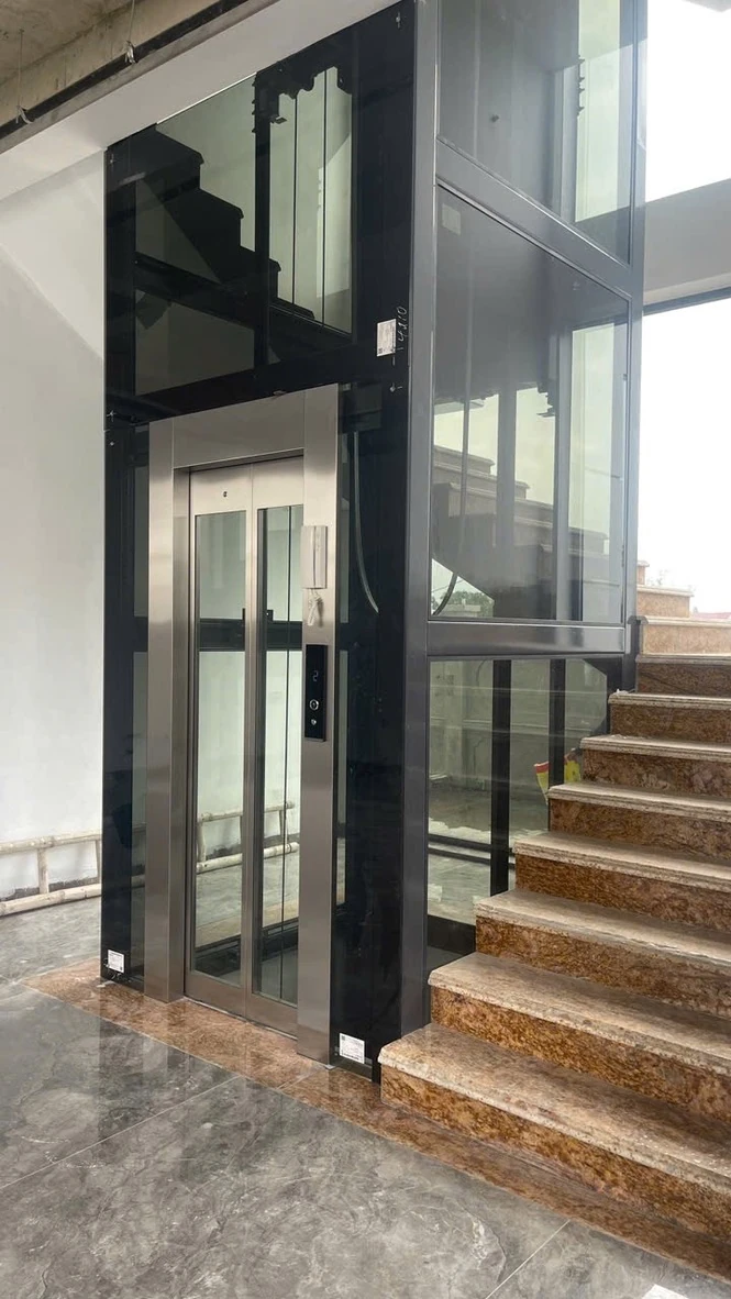 Thang máy mini kính lắp cạnh cầu thang nhà ống