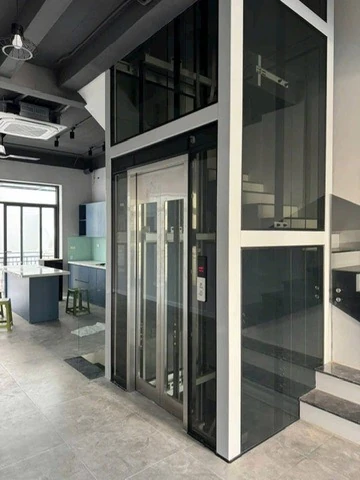 Thang máy mini kính trong nhà hiện đại