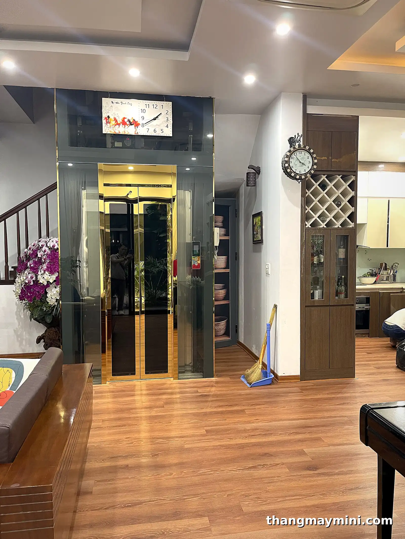 Thang máy mini gia đình cabin kính mạ vàng - thangmaymini.com