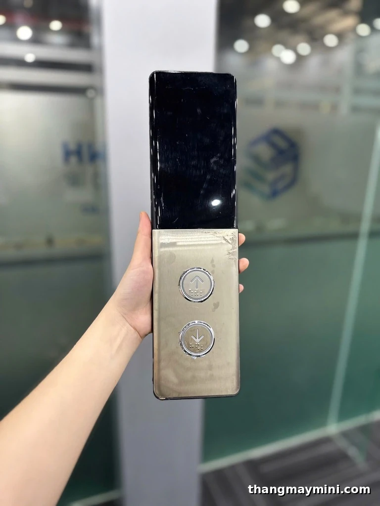 Hệ Thống Kiểm Soát Thang Máy: Phân Loại, Lợi Ích & Cách Lắp Đặt 2026 2 Thiết bị kiểm soát thang máy đầu đọc bảng điều khiển