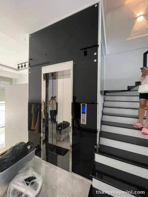 Có nên lắp thang máy gia đình — lắp đặt thực tế có nên lắp thang máy gia đình — cabin inox lắp cạnh cầu thang nhà phố thực tế