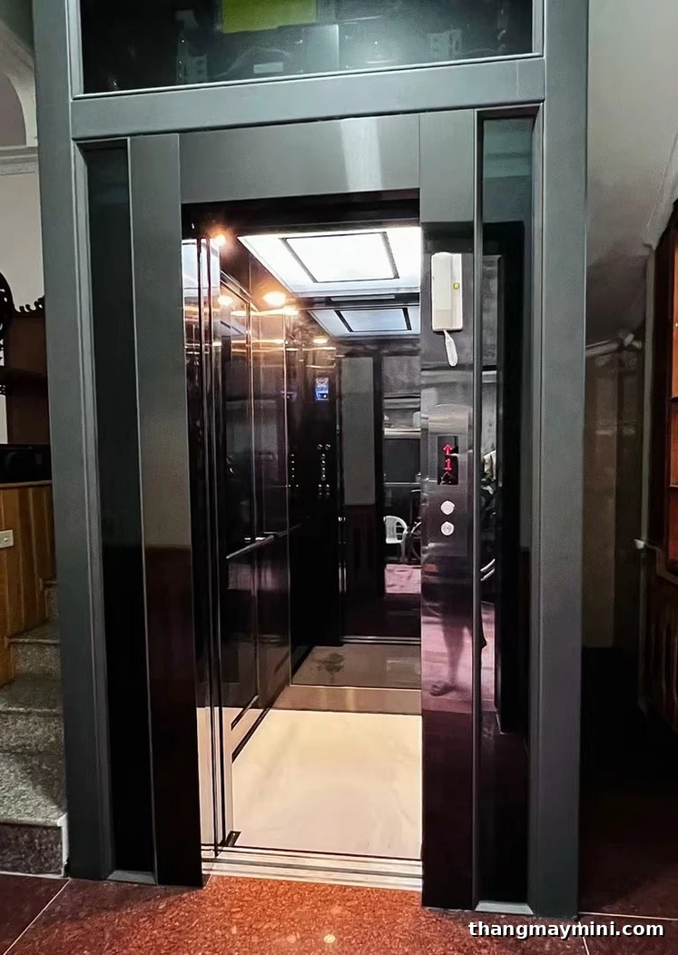 Thang máy cáp kéo cabin inox lắp trong nhà phố — loại thang máy gia đình phổ biến nhất