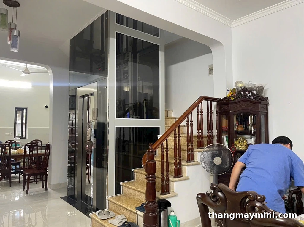 Thang máy gia đình lắp cạnh cầu thang trong nhà phố diện tích hẹp