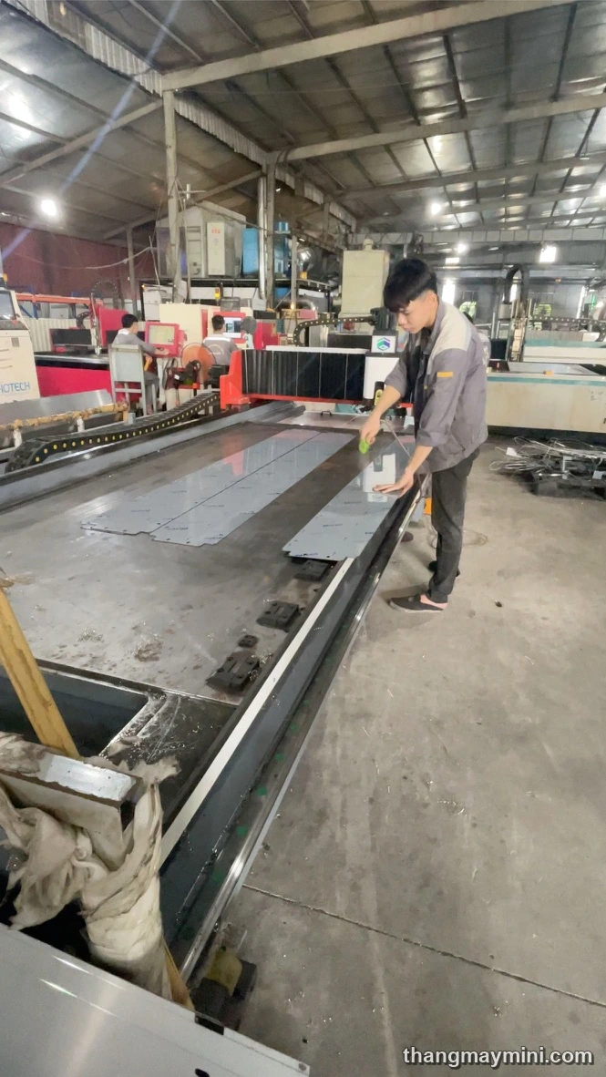 Kỹ thuật viên gia công chi tiết kim loại cho thang máy tại xưởng